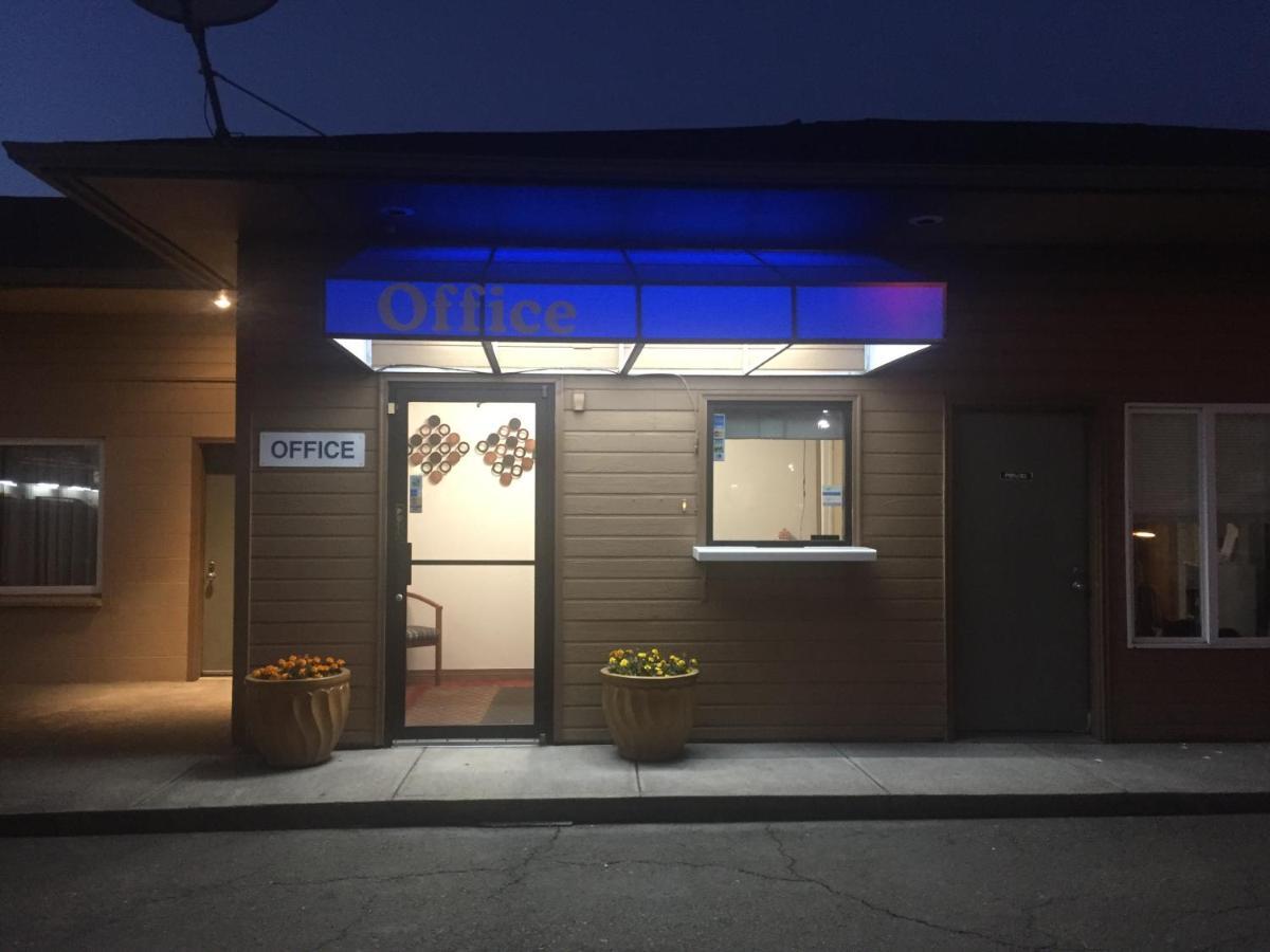 Woodburn Inn Exterior photo